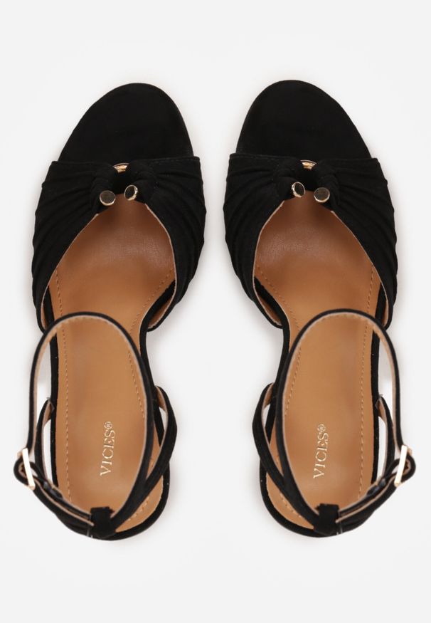 Born2be - Czarne Sandały na Szpilce VICES z Marszczeniem i Metaliczną Aplikacją Nemenoe. Okazja: na co dzień, na wesele, na ślub cywilny. Zapięcie: pasek. Kolor: czarny. Wzór: aplikacja. Obcas: na szpilce. Styl: elegancki, klasyczny, casual