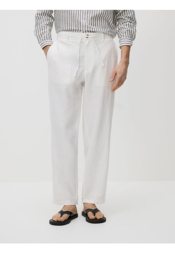 Reserved - Lniane spodnie chino straight - biały. Kolor: biały. Materiał: len