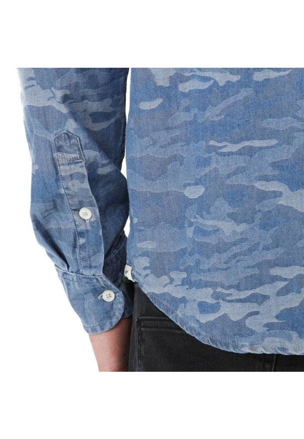 Lee - LEE BUTTON DOWN SHIRT CAMO BLUE MORO L880WAQR. Typ kołnierza: button down. Wzór: moro