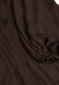 Born2be - Brązowa Rozkloszowana Sukienka Vices z Kopertowym Dekoltem Reslosa. Okazja: na co dzień. Typ kołnierza: dekolt w serek. Kolor: brązowy. Materiał: poliester, jeans. Typ sukienki: kopertowe. Styl: casual #8