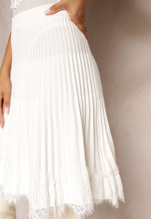 Renee - Biała Spódnica Mini Rozkloszowana z Gumką w Talii Saniurio. Kolor: biały. Materiał: koronka