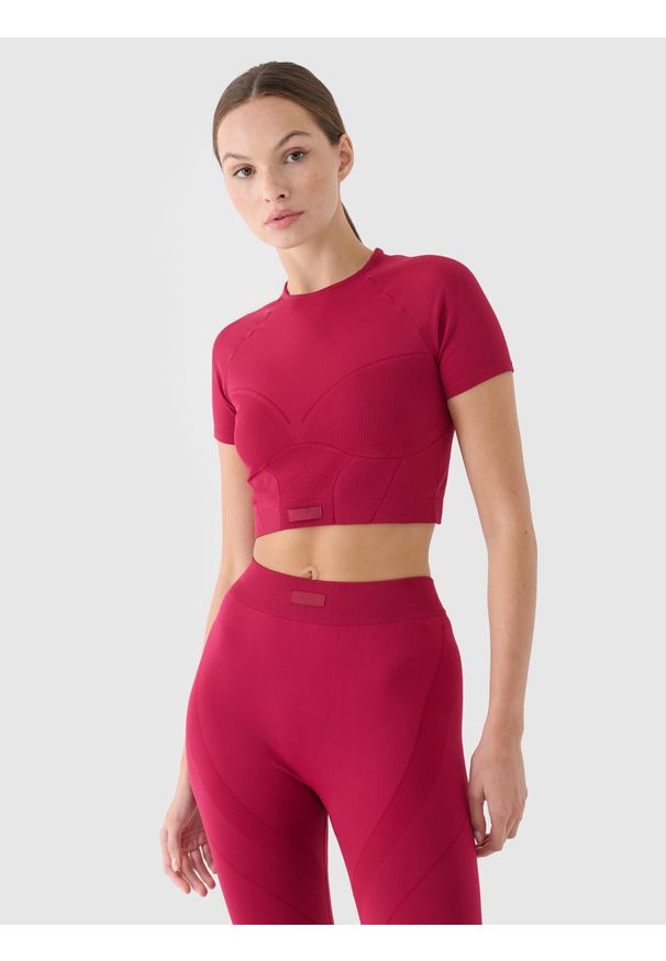 4f - Crop top treningowy slim szybkoschnący damski - czerwony. Kolor: czerwony. Materiał: włókno, dzianina, materiał, syntetyk. Długość rękawa: raglanowy rękaw. Wzór: ze splotem, gładki. Sport: fitness