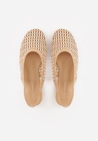 Born2be - Ciemnobeżowe Baleriny z Odkrytą Piętą i Plecioną Cholewką Elledra. Okazja: na co dzień. Kolor: brązowy. Materiał: jeans. Styl: casual, elegancki, boho #6