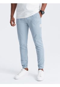 Ombre Clothing - Spodnie męskie dresowe ze strukturalnej dzianiny - jasnoniebieskie V4 - Rozmiar: M. Kolor: niebieski. Materiał: dzianina, dresówka. Wzór: melanż, aplikacja, ze splotem. Styl: elegancki