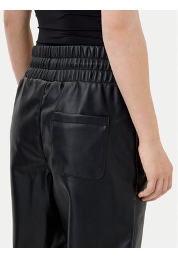 Karl Lagerfeld Jeans Spodnie z imitacji skóry A1W10059 Czarny Regular Fit. Kolor: czarny. Materiał: syntetyk