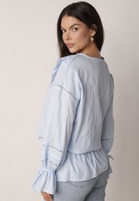 Born2be - Niebieska Bawełniana Bluzka w Romantycznym Stylu z Falbankami i Wiązaniem Cezarina. Okazja: na co dzień, do pracy, na spotkanie biznesowe. Typ kołnierza: kołnierz z falbankami. Kolor: niebieski. Materiał: bawełna. Styl: casual, biznesowy, elegancki #3
