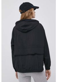 New Balance kurtka WJ21500BK damska kolor czarny przejściowa oversize. Typ kołnierza: kaptur. Kolor: czarny. Materiał: materiał. Wzór: gładki #5