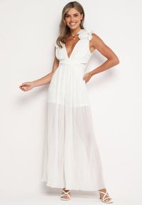 Born2be - Biały Plisowany Kombinezon Koktajlowy Ozdobiony Falbanami z Szerokimi Nogawkami Frelfrea. Kolor: biały. Materiał: materiał. Wzór: aplikacja. Styl: wizytowy #1