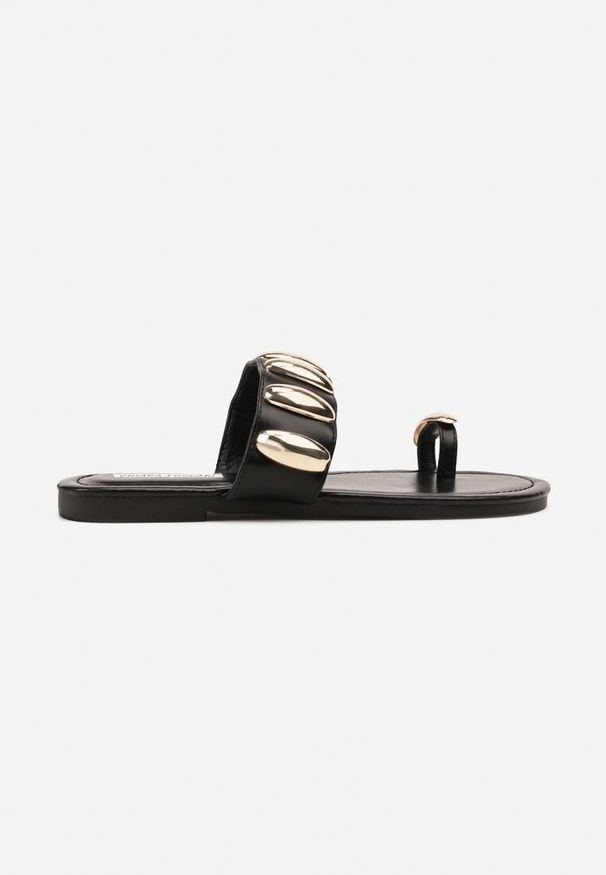 Renee - Czarne Klapki Japonki Ozdobione Metalicznymi Aplikacjami Deviane. Okazja: na co dzień. Kolor: czarny. Materiał: jeans. Wzór: aplikacja. Sezon: lato. Styl: casual