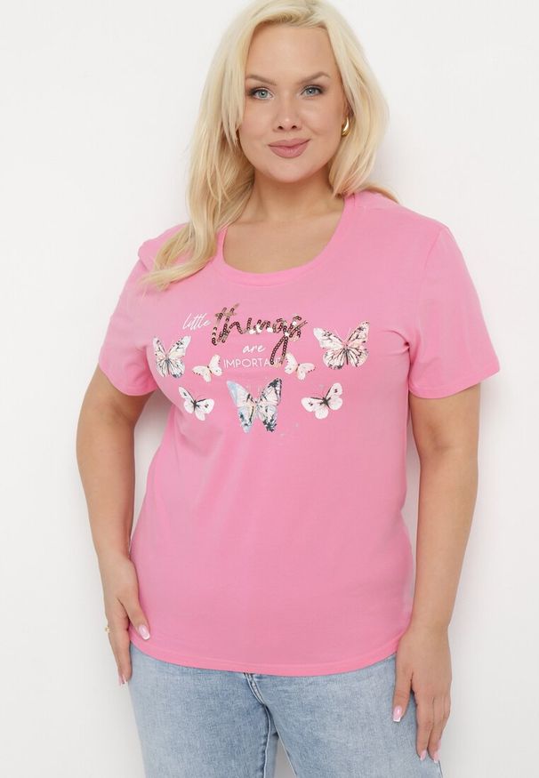 Born2be - Różowy Bawełniany T-shirt Koszulka z Krótkim Rękawem z Nadrukiem i Cyrkoniami Qumara. Kolor: różowy. Materiał: bawełna. Długość rękawa: krótki rękaw. Długość: krótkie. Wzór: nadruk. Styl: klasyczny