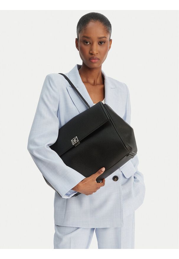 Calvin Klein Torebka Emblem Hw Pebble Satchel LV04F3494G Czarny. Kolor: czarny. Materiał: skórzane