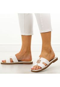 POTOCKI - Białe płaskie klapki damskie Potocki 08305. Okazja: na spacer, na co dzień, do pracy. Kolor: biały. Materiał: skóra. Wzór: aplikacja. Sezon: wiosna, lato. Obcas: na płaskiej podeszwie. Styl: casual, elegancki, klasyczny, wakacyjny #1