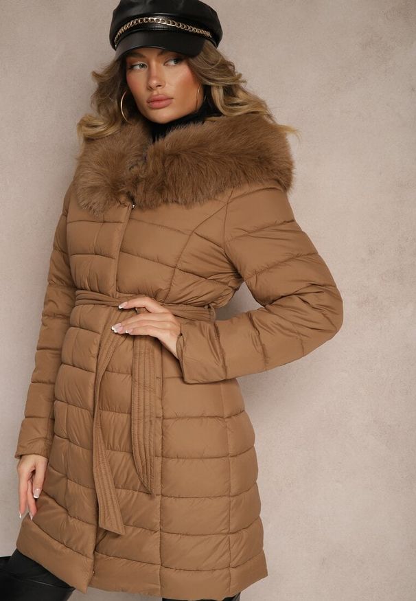 Renee - Brązowa Kurtka Pikowana Wiązana w Talii z Futerkiem Odpinanym na Kapturze Firinka. Okazja: na spacer. Kolor: brązowy. Materiał: futro. Styl: klasyczny, elegancki