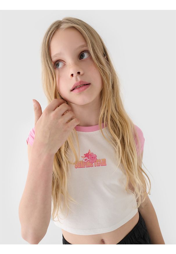 4f - 4F T-shirt cropped z nadrukiem dziewczęcy - biały 158 (12-13 lat). Okazja: na co dzień. Kolor: biały. Materiał: bawełna, jersey, dzianina. Długość rękawa: krótki rękaw. Długość: krótkie. Wzór: nadruk. Sezon: lato. Styl: sportowy, casual