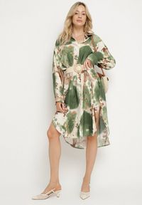 Born2be - Zielona Sukienka Koszulowa Oversize z Wiskozy w Abstrakcyjny Wzór Gonania. Okazja: na co dzień. Typ kołnierza: kołnierzyk klasyczny. Kolor: zielony. Materiał: wiskoza. Długość rękawa: długi rękaw. Typ sukienki: oversize, koszulowe. Styl: elegancki, casual, klasyczny #1