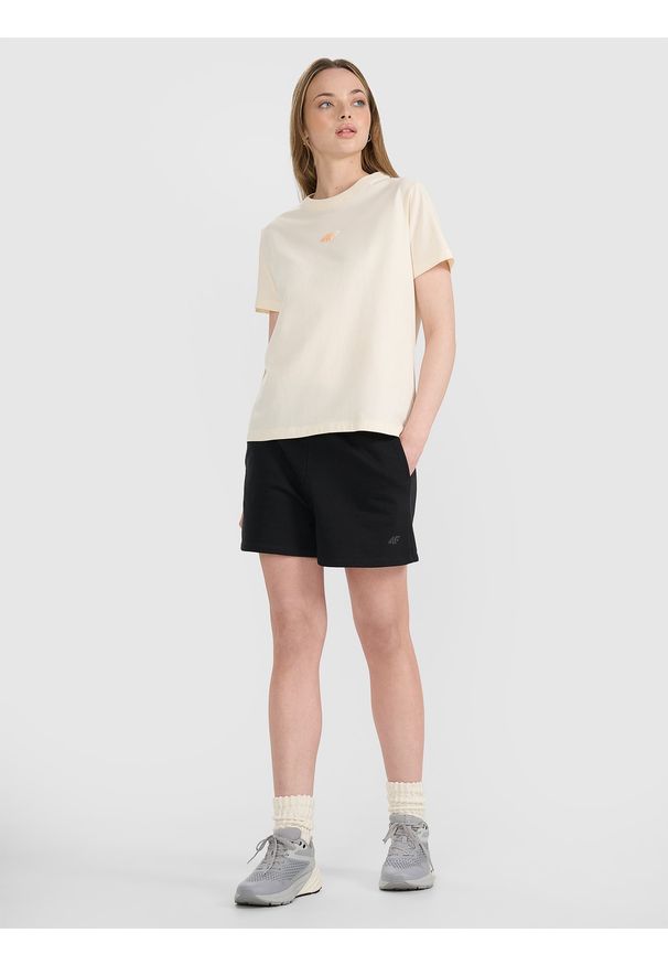 4f - 4F T-shirt oversize z nadrukiem damski - beżowy L. Okazja: na co dzień. Kolor: beżowy. Materiał: dzianina, tkanina, materiał, bawełna, jersey. Długość rękawa: krótki rękaw. Długość: krótkie. Wzór: nadruk. Sezon: lato. Styl: casual, klasyczny, sportowy