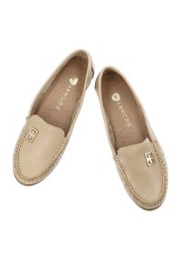 Mokasyny damskie Armodo, cholewka ze skóry naturalnej konstrukcja z dekoracyjną aplikacją miękka forma niska elastyczna podeszwa zapewniająca komfort. Okazja: na co dzień. Kolor: beżowy. Materiał: skóra. Szerokość cholewki: normalna. Wzór: aplikacja. Styl: casual #4