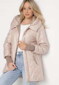 Born2be - Jasnobeżowa Pikowana Kurtka z Kapturem i Rękawami ze Ściągaczami Melorisea. Okazja: na spacer. Typ kołnierza: kaptur. Kolor: beżowy. Materiał: jeans. Styl: elegancki #6