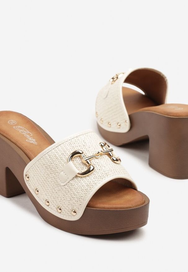Born2be - Beżowe Klapki na Platformie i Obcasie Ozdobione Klamrą Liloti. Okazja: na spacer, na co dzień. Kolor: beżowy. Materiał: jeans. Wzór: aplikacja. Obcas: na obcasie. Styl: elegancki, casual. Wysokość obcasa: średni
