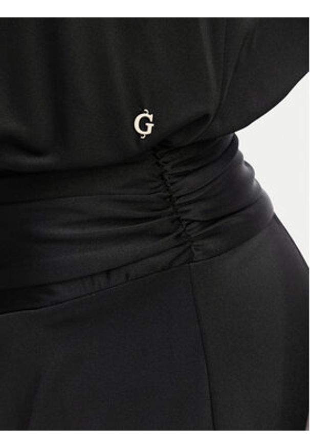 Guess Kombinezon W6GK12 K2937 Czarny Stretch Fit. Kolor: czarny. Materiał: syntetyk