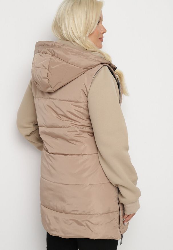 Born2be - Beżowa Pikowana Kamizelka Dwustronna z Kapturem i Troczkami Nevetiani. Typ kołnierza: kaptur. Kolor: beżowy. Materiał: jeans. Styl: elegancki