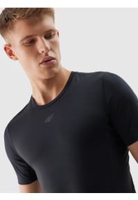 4f - 4F Koszulka treningowa slim z materiałów z recyklingu męska - głęboka czerń XXL. Kolor: czarny. Materiał: materiał. Długość rękawa: krótki rękaw. Długość: krótkie. Wzór: gładki, ze splotem. Sport: fitness