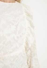 Born2be - Jasnobeżowa Koronkowa Sukienka z Marszczeniem i Falbankami z Półprzezroczystymi Rękawami Zialda. Okazja: na co dzień, na spotkanie biznesowe. Typ kołnierza: kołnierz z falbankami. Kolor: beżowy. Materiał: koronka. Typ sukienki: proste. Styl: biznesowy, klasyczny, casual, elegancki #7