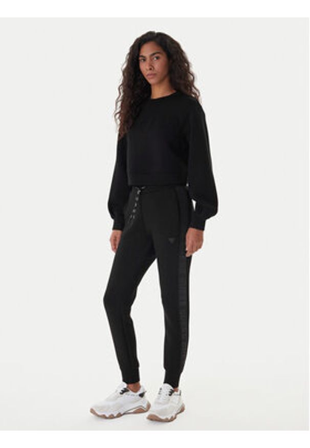 Guess Spodnie dresowe V2YB18 K7UW2 Czarny Regular Fit. Kolor: czarny. Materiał: wiskoza