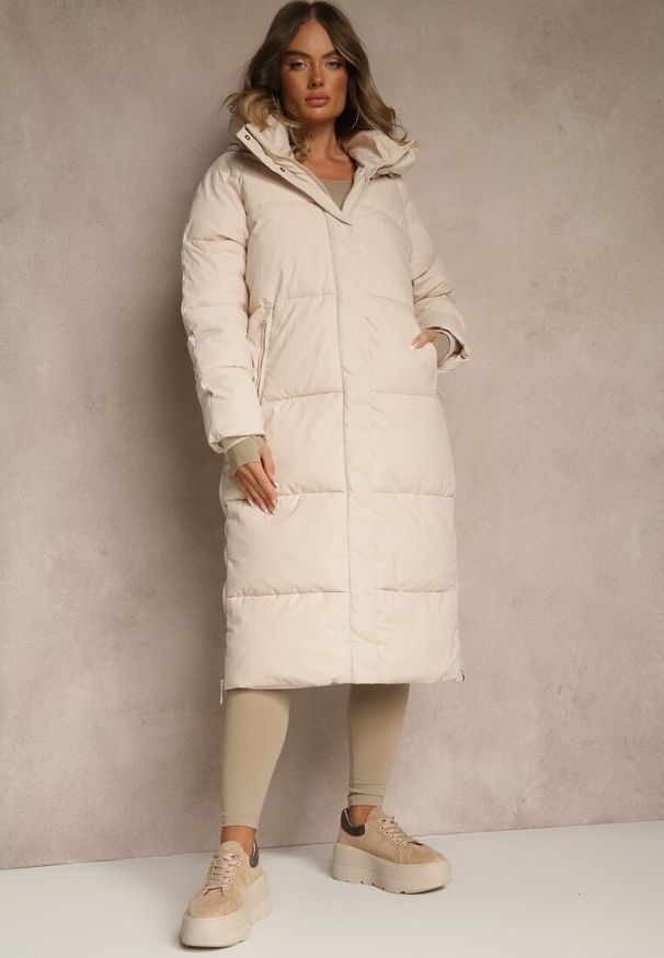 Renee - Jasnobeżowa Zimowa Kurtka z Pikowanymi Przeszyciami Kapturem i Suwakami Gionea. Okazja: na spacer. Kolor: beżowy. Materiał: jeans. Sezon: zima