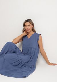 Born2be - Niebieska Bawełniana Sukienka Ozdobiona Falbankami Aveliova. Okazja: na co dzień, na spacer, na imprezę. Typ kołnierza: kołnierz z falbankami. Kolor: niebieski. Materiał: bawełna. Wzór: aplikacja. Typ sukienki: proste. Styl: casual, elegancki. Długość: midi #4