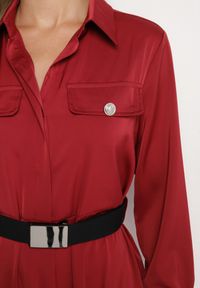 Born2be - Bordowa Sukienka Szmizjerka z Satyny Ozdobiona Paskiem i Imitacjami Kieszeni Vamilea. Okazja: na co dzień. Kolor: czerwony. Materiał: satyna. Wzór: aplikacja. Typ sukienki: szmizjerki. Styl: casual, elegancki, klasyczny #2