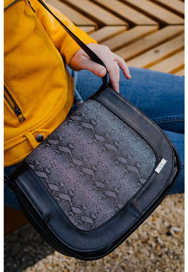 Listonoszka skórzana SHE 414 czarna + wąż. Kolor: czarny. Materiał: skórzane. Styl: casual, elegancki