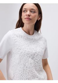 Reserved - Bluzka z ażurową wstawką - biały. Kolor: biały. Materiał: dzianina, bawełna. Wzór: ażurowy #1