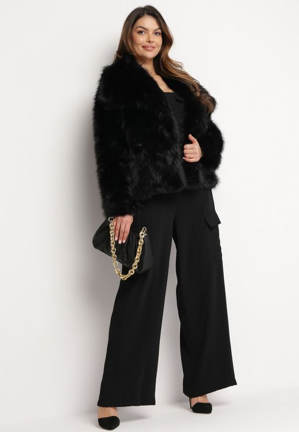 Born2be - Czarna Kurtka Futro z Wsuwanymi Kieszeniami Liriena. Okazja: na spacer, na co dzień. Kolor: czarny. Materiał: futro. Styl: elegancki, casual, klasyczny