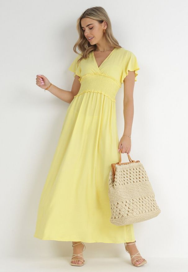 Born2be - Żółta Kopertowa Sukienka z Wiskozy z Gumką w Pasie Neroni. Kolor: żółty. Materiał: wiskoza. Typ sukienki: kopertowe. Długość: maxi