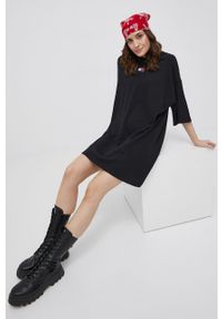 Tommy Jeans sukienka bawełniana kolor czarny mini oversize. Kolor: czarny. Materiał: bawełna. Typ sukienki: oversize. Długość: mini