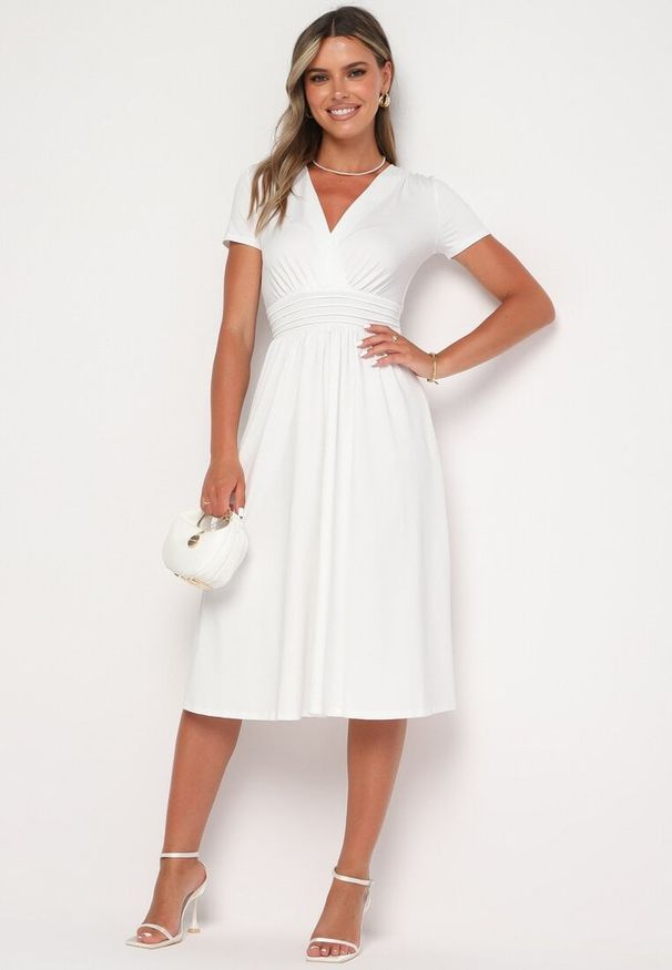 Born2be - Biała Taliowana Sukienka z Dekoltem na Zakładkę Quimadea. Okazja: na spotkanie biznesowe. Kolor: biały. Materiał: materiał. Wzór: aplikacja. Styl: elegancki, biznesowy