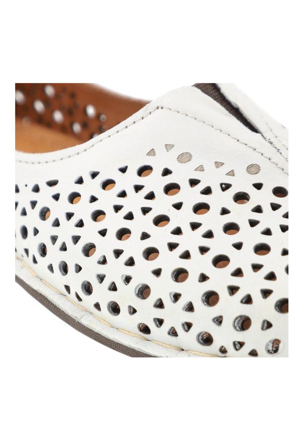 Półbuty damskie Artiker cholewka skóra naturalna perforowana wsuwany fason elastyczne wstawki po bokach zaokrąglony nosek niski krój dopasowana linia. Okazja: na co dzień. Kolor: biały. Materiał: skóra. Szerokość cholewki: normalna. Wzór: ażurowy. Sezon: wiosna, lato. Styl: casual, elegancki, klasyczny