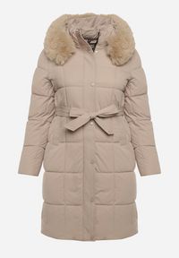 Born2be - Beżowa Pikowana Kurtka z Kapturem z Futrem i Wiązanym Paskiem Mevinatia. Okazja: na co dzień. Typ kołnierza: kaptur. Kolekcja: plus size. Kolor: beżowy. Materiał: futro. Styl: klasyczny, casual #6