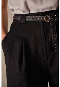 Answear Lab KRÓL kolekcja limitowana - Spodnie Pola. Okazja: na co dzień. Stan: podwyższony. Kolor: czarny. Materiał: tkanina, poliester, wiskoza, elastan. Wzór: gładki. Styl: wakacyjny #4
