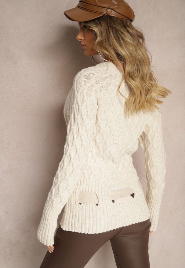 Renee - Beżowy Sweter w Delikatny Splot z Ozdobną Klamrą i Paskiem na Dole Rievea. Okazja: do pracy. Kolor: beżowy. Materiał: jeans. Długość rękawa: długi rękaw. Długość: długie. Wzór: ze splotem. Styl: elegancki