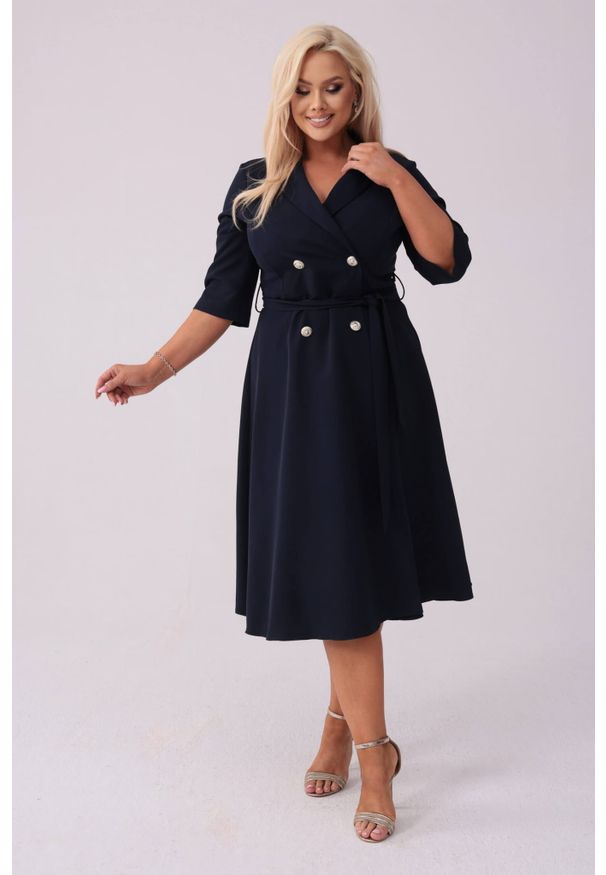 Moda Size Plus Iwanek - Elegancka granatowa żakietowa sukienka Marietta XXL OVERSIZE. Okazja: na spotkanie biznesowe, na co dzień. Kolor: niebieski. Materiał: tkanina, elastan, poliester, materiał. Typ sukienki: oversize. Styl: elegancki