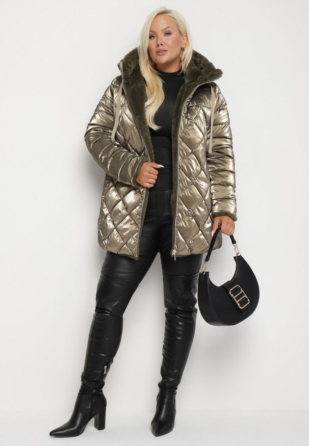 Born2be - Zielona Dwustronna Kurtka Pikowana z Podszewką z Futerka i Odpinanym Kapturem Irita. Okazja: na co dzień. Kolor: zielony. Materiał: futro. Styl: elegancki, casual