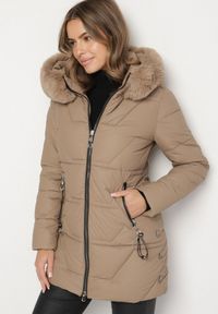 Born2be - Ciemnobeżowa Taliowana Kurtka Pikowana z Kapturem z Futrem Nalaseva. Okazja: na co dzień. Typ kołnierza: kaptur. Kolor: beżowy. Materiał: futro. Sezon: zima. Styl: casual, elegancki #5