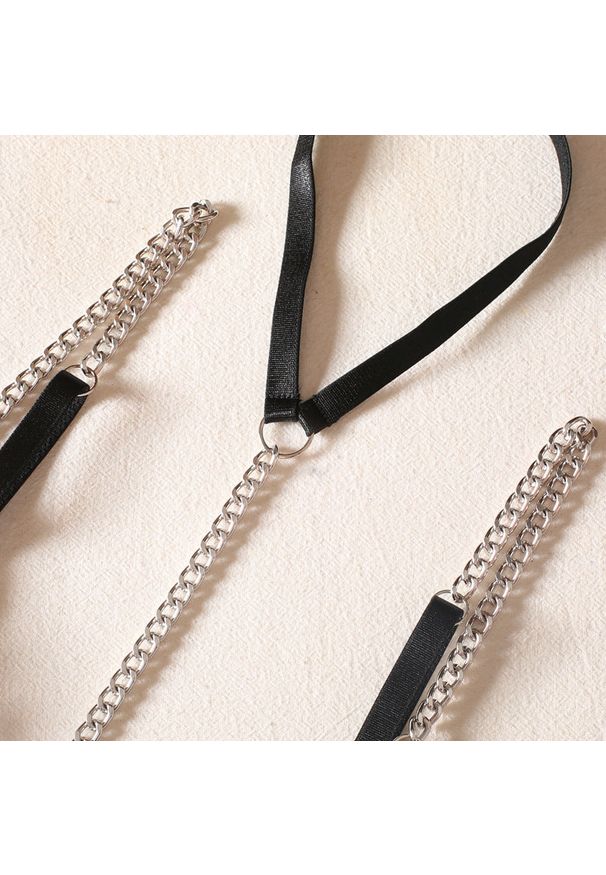 Intica - Komplet bielizny z łańcuszkami na wyjątkowe okazje Jae. Kolor: czerwony. Materiał: materiał, tkanina. Wzór: aplikacja