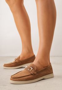 Born2be - Jasnobrązowe Mokasyny z Prostokątną Metaliczną Ozdobą Aeleorane. Nosek buta: okrągły. Zapięcie: klamry. Kolor: brązowy. Materiał: skóra, zamsz. Wzór: aplikacja. Obcas: na obcasie. Styl: klasyczny. Wysokość obcasa: niski #5