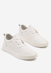 Renee - Białe Skórzane Sneakersy Ozdobione Perforacją Sorivna. Okazja: na co dzień. Zapięcie: sznurówki. Kolor: biały. Materiał: skóra. Wzór: aplikacja