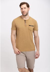 Volcano - Koszulka z rozpinanym dekoltem T-APY. Okazja: na co dzień. Typ kołnierza: polo, typu henley. Kolor: beżowy. Materiał: bawełna, włókno, materiał. Długość rękawa: krótki rękaw. Długość: krótkie. Styl: klasyczny, casual #1