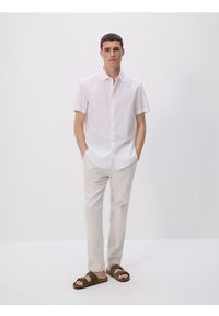 Reserved - Spodnie chino slim - beżowy. Kolor: beżowy. Materiał: bawełna