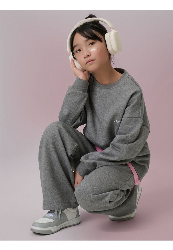4f - 4F Bluza dresowa loose bez kaptura dziewczęca - szara 122/128 (6-8 lat). Okazja: na co dzień. Typ kołnierza: bez kaptura. Kolor: szary. Materiał: dresówka. Sezon: lato. Styl: casual